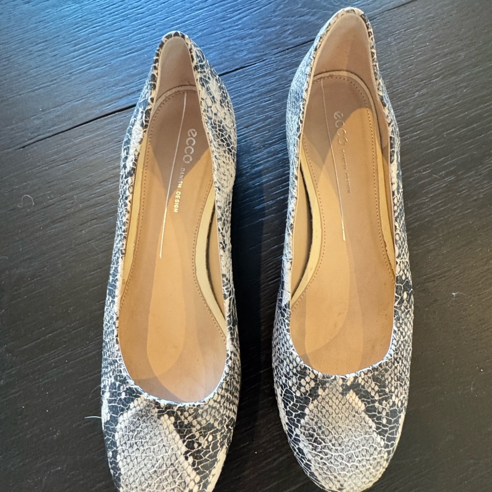 Ecco Women's Black and Gray Snakeskin Flats